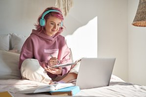 Ein Teenager lernt online